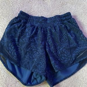 ✨RARE✨ lululemon hotty hot shorts size 4